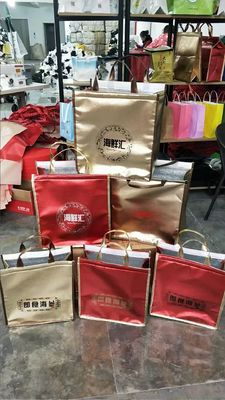 Eco-amigable de tamaño medio de tejido reciclado no tejido bolsa de regalo holográfico plata metálica brillante bolsa de regalo de compras portátil