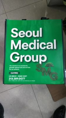 Eco-amigable de tamaño medio de tejido reciclado no tejido bolsa de regalo holográfico plata metálica brillante bolsa de regalo de compras portátil