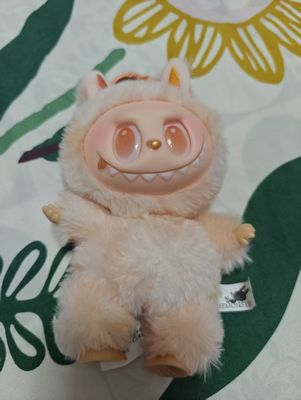 Caja de exhibición de muñecos y juguetes de moda Organizador de muñecas a prueba de polvo LABUBU rotable